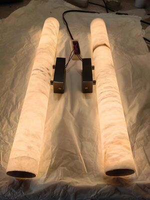 आधुनिक बेडरूम बेडसाइड सोने और काले एलईडी दीवार प्रकाश स्पेनिश प्राकृतिक अलबास्टर