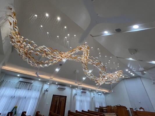 आधुनिक लक्जरी छत लटकती लैंप स्वर्ण घुमावदार ग्लास पत्ती झूमर लॉबी लिविंग रूम विला प्रकाश व्यवस्था आधुनिक