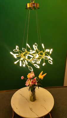 नई आधुनिक सजावटी इनडोर लिविंग रूम छत एलईडी लटकन प्रकाश लक्जरी क्रिस्टल पत्ती झूमर